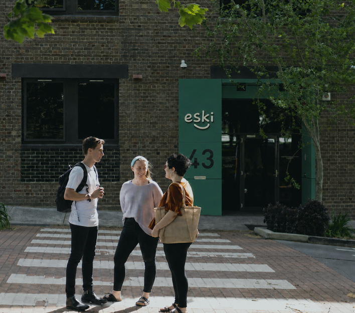 Eski Camperdown building entrance with students